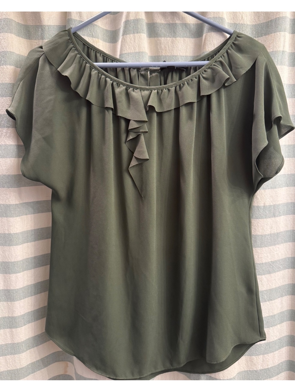 Banana Republic olive ruffle short sleeve blouse